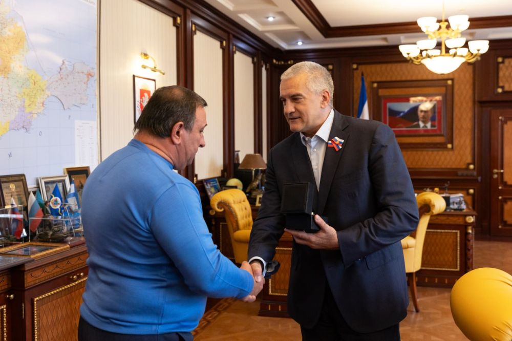 Сергей Аксёнов: Медицинские работники Крыма вносят неоценимый вклад в наше общее дело, в нашу Победу Сергей Аксёнов: Медицинские работники Крыма вносят неоценимый вклад в наше общее дело, в нашу Победу