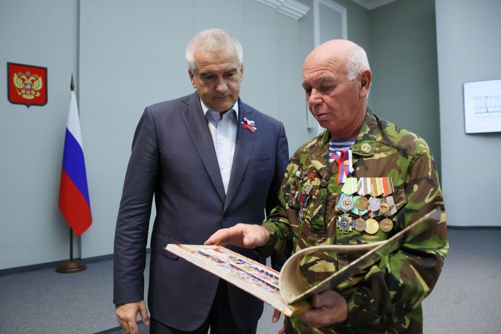 Аксенов наградил крымчан в преддверии Дня народного единства Аксенов наградил крымчан в преддверии Дня народного единства