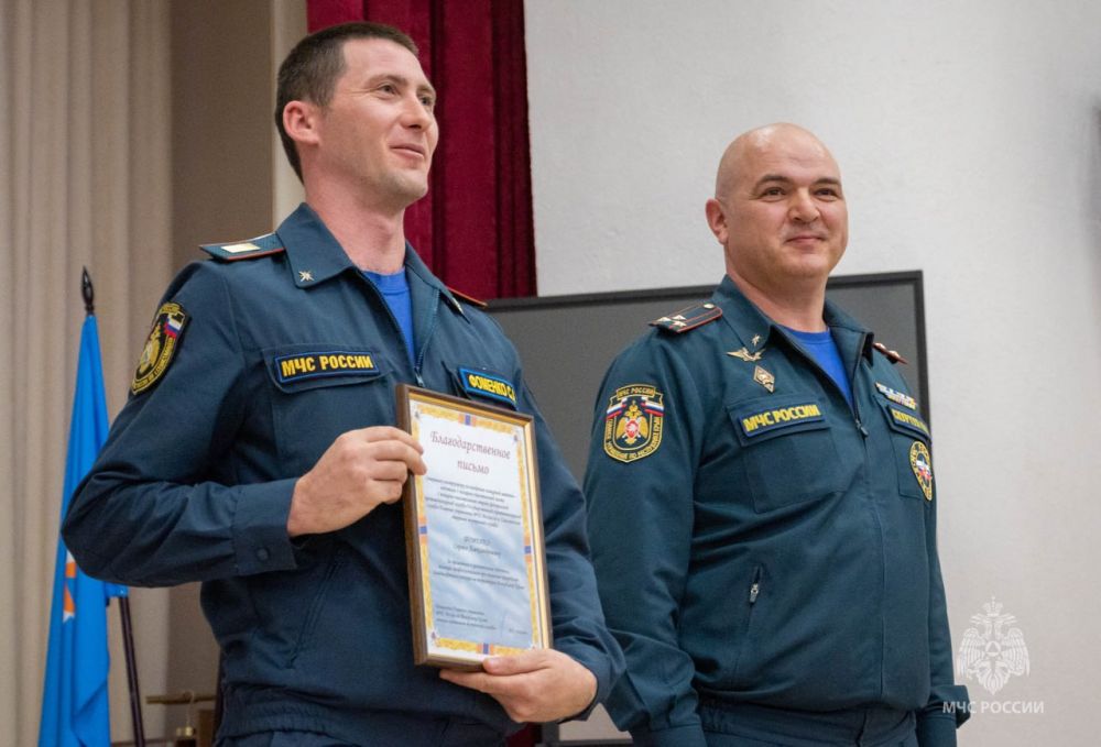 В канун Дня народного единства заместитель начальника ГУ МЧС России по Республике Крым Игорь Скуртул поздравил коллег из... В канун Дня народного единства заместитель начальника ГУ МЧС России по Республике Крым Игорь Скуртул поздравил коллег из...