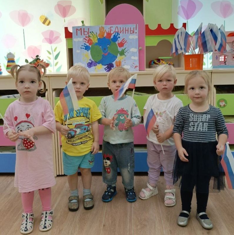 Торжественные линейки, классные часы, выставки и незабываемые праздники: показываем, как День народного единства отмечают в школах и детских садах региона Торжественные линейки, классные часы, выставки и незабываемые праздники: показываем, как День народного единства отмечают в школах и детских садах региона