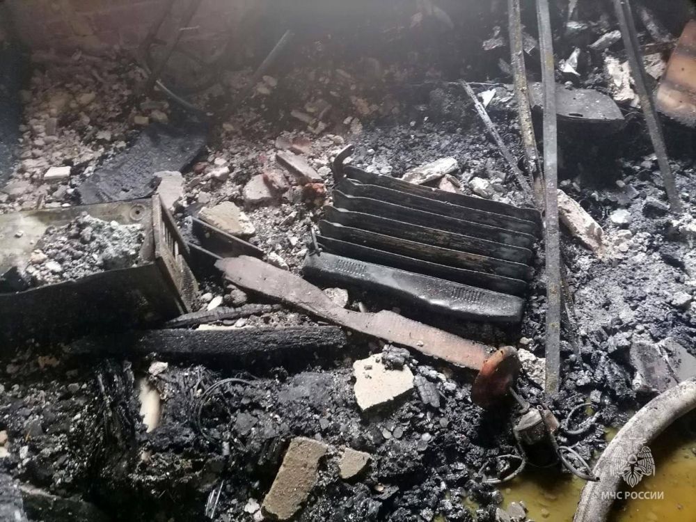 Крымские огнеборцы МЧС России на пожаре спасли мужчину Крымские огнеборцы МЧС России на пожаре спасли мужчину