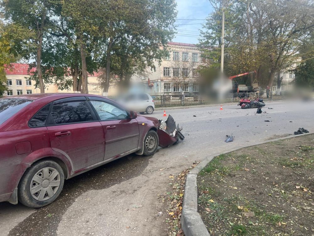В Керчи легковушка не пропустила мотоцикл и он врезался в автомобиль В Керчи легковушка не пропустила мотоцикл и он врезался в автомобиль