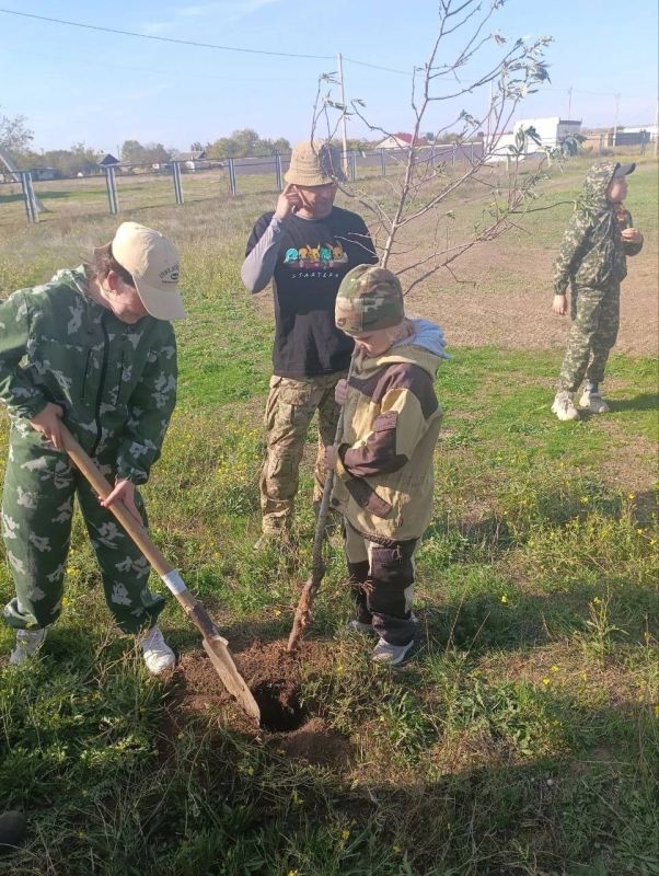 Александр Дудинов: До самого вечера жители района проводили санитарные мероприятия в рамках проекта «Единой России» «Чистый Крым» Александр Дудинов: До самого вечера жители района проводили санитарные мероприятия в рамках проекта «Единой России» «Чистый Крым»