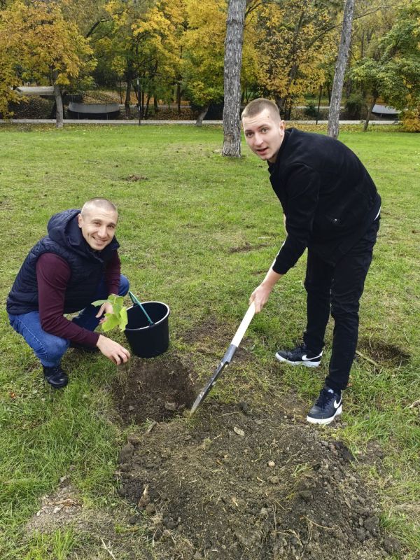 2 ноября Советник Председателя Общественной палаты Республики Крым Николай Горбунов принял участие в масштабной экологической акции «Посади свое дерево» 2 ноября Советник Председателя Общественной палаты Республики Крым Николай Горбунов принял участие в масштабной экологической акции «Посади свое дерево»