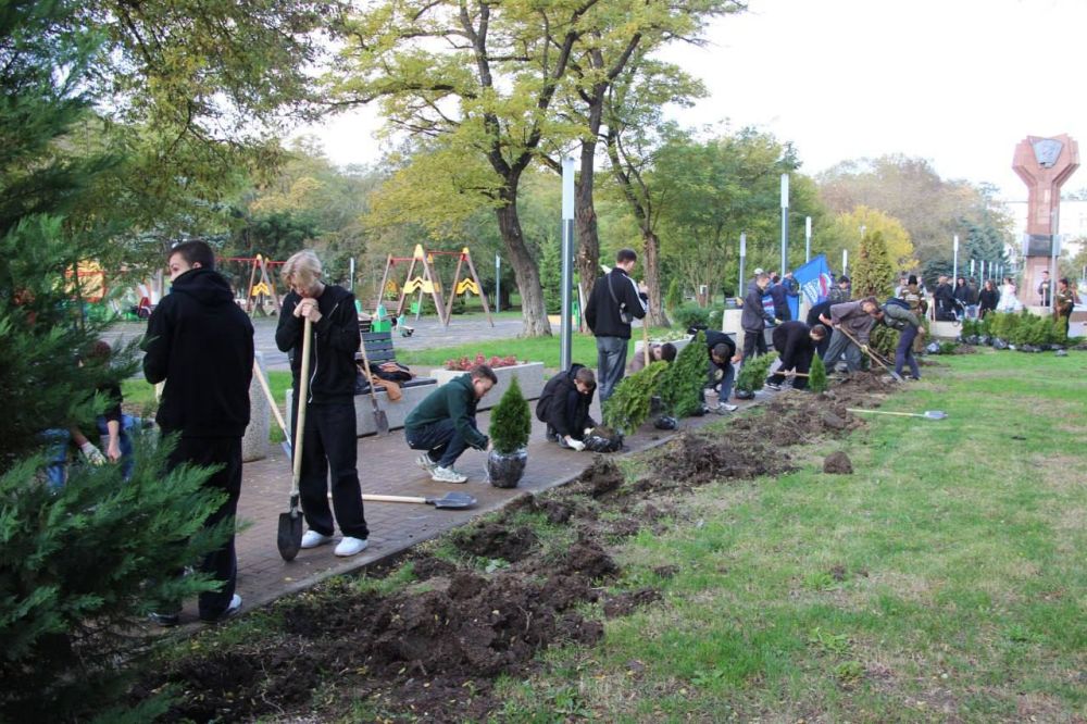 #день_чистоты. В Комсомольском парке высадили 90 туй и 4 можжевельника #день_чистоты. В Комсомольском парке высадили 90 туй и 4 можжевельника