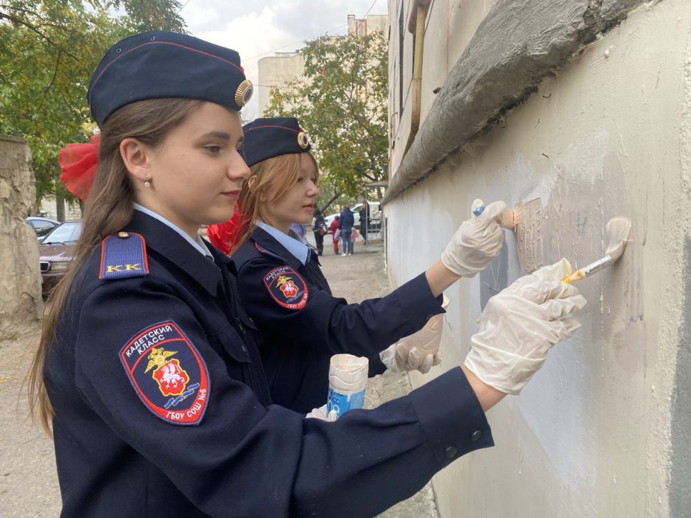 Севастопольские полицейские вместе с общественниками и кадетами ОВД ликвидировали рекламу наркотиков в рамках акции «Закрась опасность» Севастопольские полицейские вместе с общественниками и кадетами ОВД ликвидировали рекламу наркотиков в рамках акции «Закрась опасность»