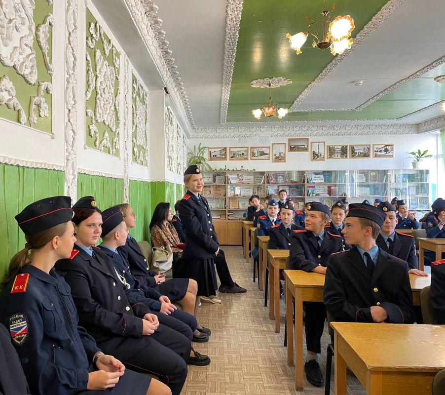 Симферопольские полицейские провели «Урок мужества» для кадетских классов подшефной гимназии Симферопольские полицейские провели «Урок мужества» для кадетских классов подшефной гимназии