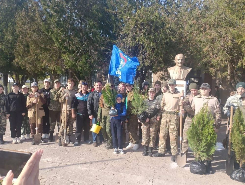 Черноморцы активно включились в акцию «Посади свое дерево жизни» в рамках партийного проекта «Единой России» «Чистый Крым» Черноморцы активно включились в акцию «Посади свое дерево жизни» в рамках партийного проекта «Единой России» «Чистый Крым»