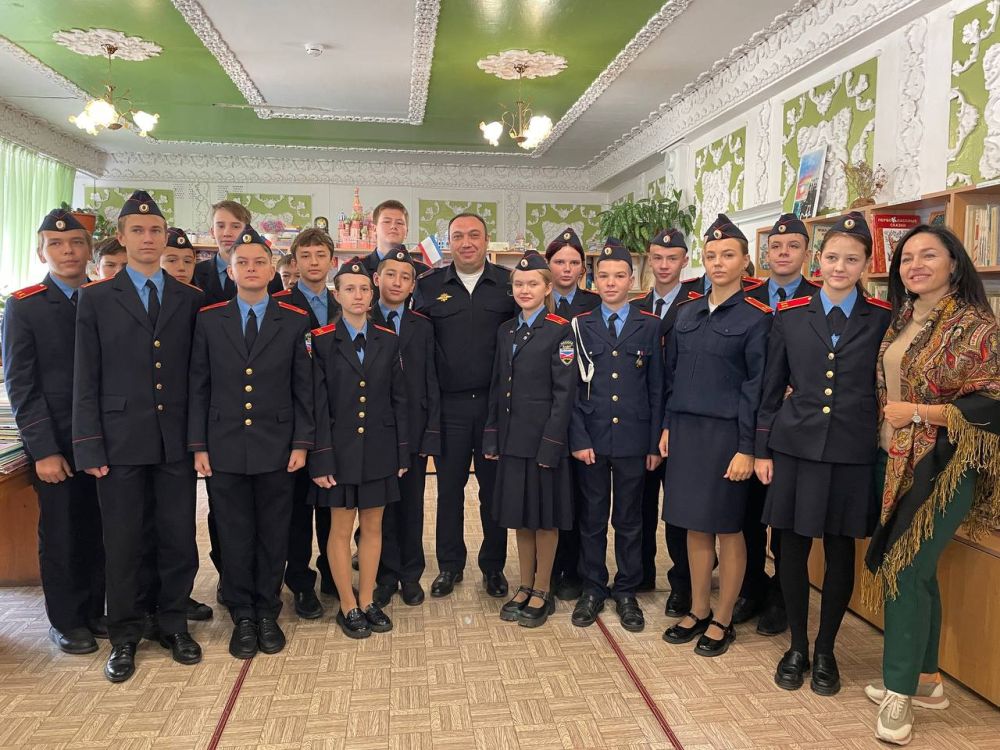 Симферопольские полицейские провели «Урок мужества» для кадетских классов подшефной гимназии Симферопольские полицейские провели «Урок мужества» для кадетских классов подшефной гимназии