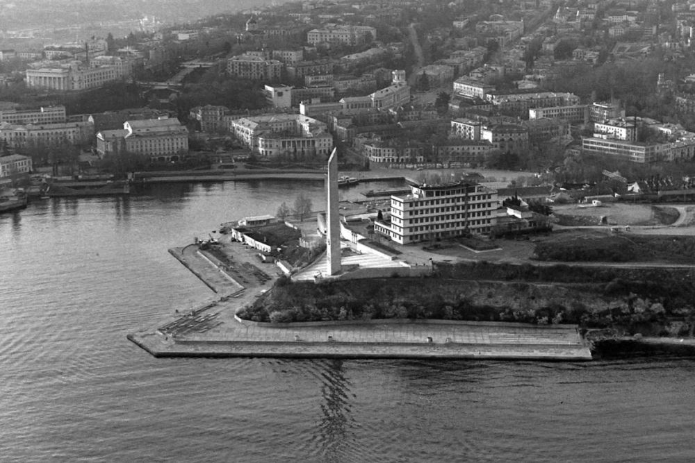 Екатерина Алтабаева: 3 ноября 1977 года на мысе Хрустальном был открыт один из главных символов нашего города – Обелиск «Городу-Герою Севастополю» Екатерина Алтабаева: 3 ноября 1977 года на мысе Хрустальном был открыт один из главных символов нашего города – Обелиск «Городу-Герою Севастополю»