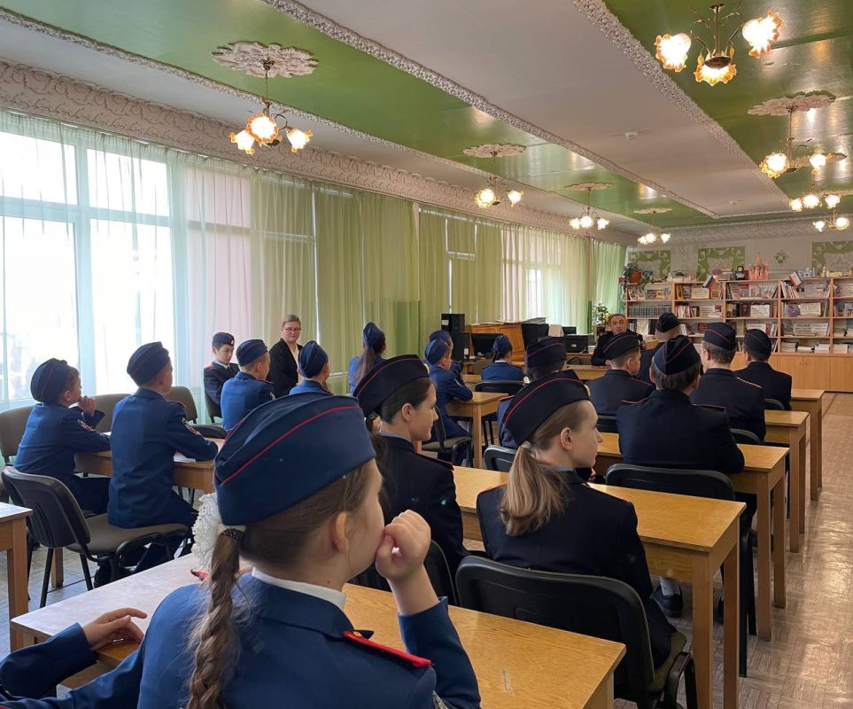 Симферопольские полицейские провели «Урок мужества» для кадетских классов подшефной гимназии Симферопольские полицейские провели «Урок мужества» для кадетских классов подшефной гимназии