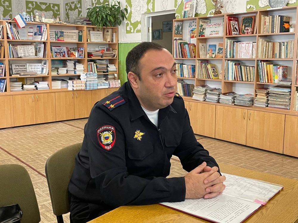 Симферопольские полицейские провели «Урок мужества» для кадетских классов подшефной гимназии Симферопольские полицейские провели «Урок мужества» для кадетских классов подшефной гимназии