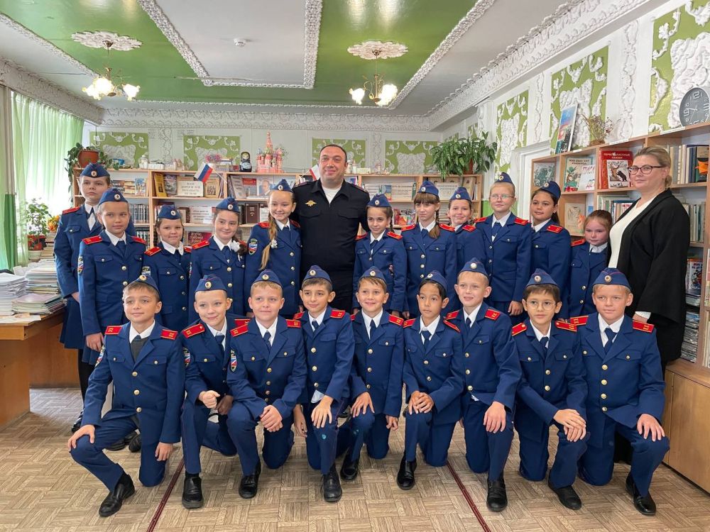 Симферопольские полицейские провели «Урок мужества» для кадетских классов подшефной гимназии Симферопольские полицейские провели «Урок мужества» для кадетских классов подшефной гимназии