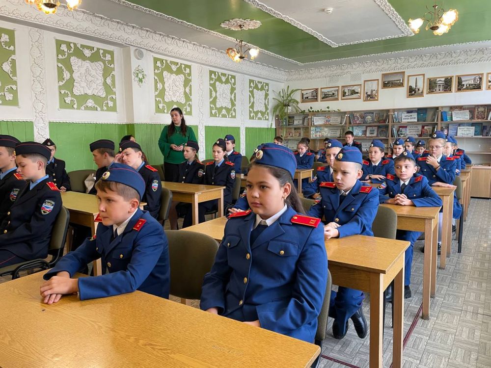 Симферопольские полицейские провели «Урок мужества» для кадетских классов подшефной гимназии Симферопольские полицейские провели «Урок мужества» для кадетских классов подшефной гимназии