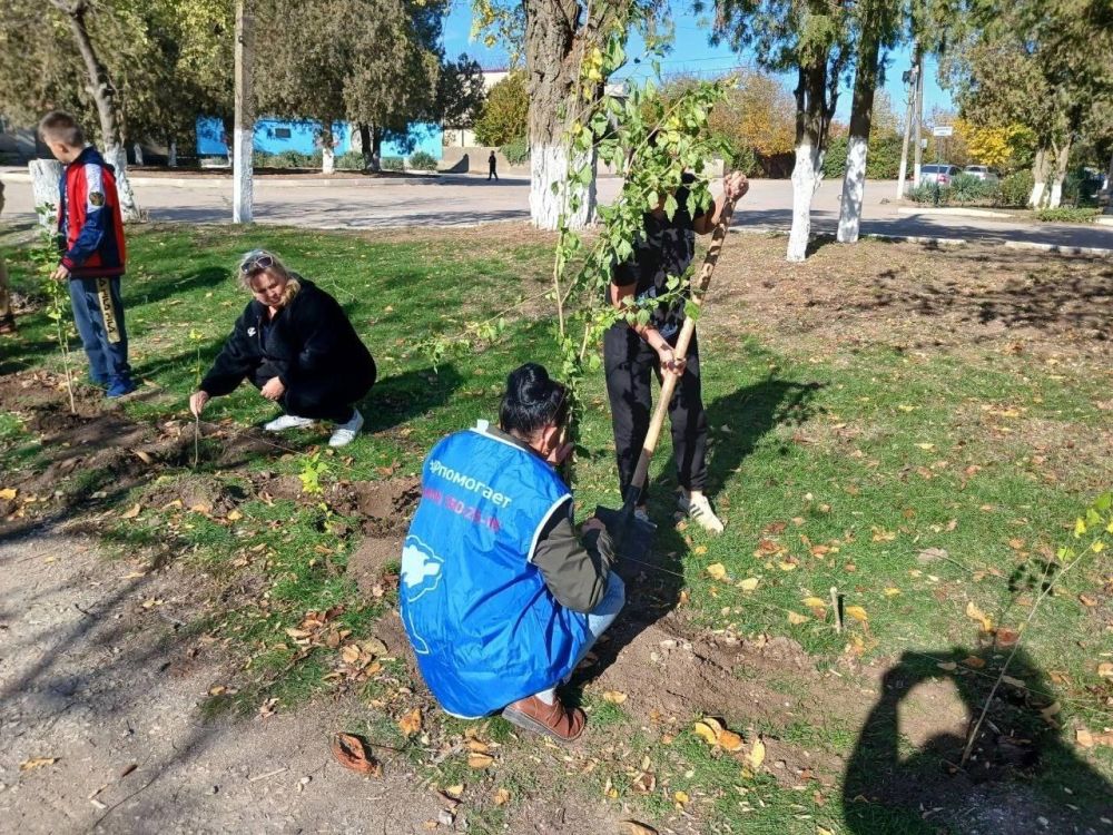 Черноморцы активно включились в акцию «Посади свое дерево жизни» в рамках партийного проекта «Единой России» «Чистый Крым» Черноморцы активно включились в акцию «Посади свое дерево жизни» в рамках партийного проекта «Единой России» «Чистый Крым»