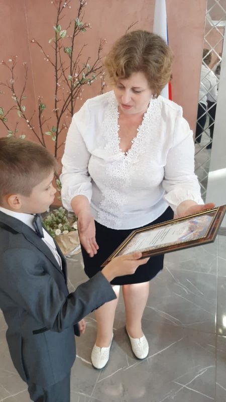 В Кировском районном отделе ЗАГС состоялась церемония награждения победителя Всекрымского конкурса детского творчества «Моя семья», приуроченная ко Дню народного единства