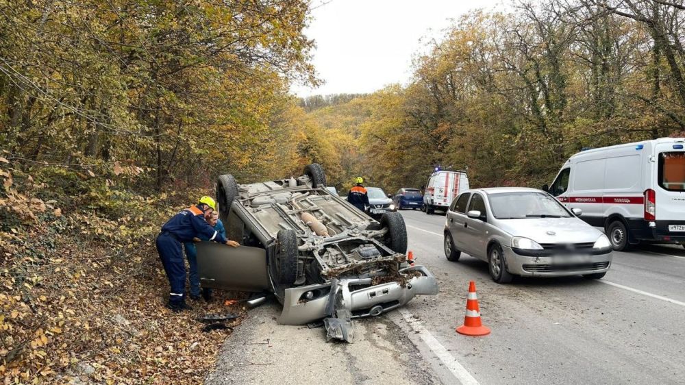 В Крыму на автодороге Судак-Грушевка перевернулась легковушка В Крыму на автодороге Судак-Грушевка перевернулась легковушка