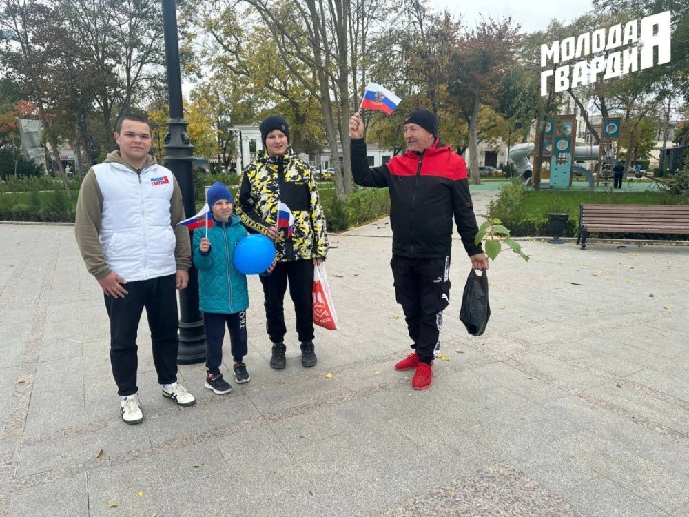 Активисты «Молодой Гвардии» Республики Крым провели мероприятия, приуроченные ко Дню народного единства Активисты «Молодой Гвардии» Республики Крым провели мероприятия, приуроченные ко Дню народного единства