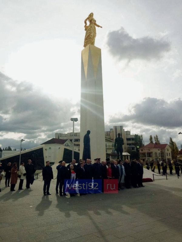 В Севастополе возле памятника «100-летие окончания Гражданской войны на Юге России» состоялась церемония возложения, приуроченная ко Дню народного единства В Севастополе возле памятника «100-летие окончания Гражданской войны на Юге России» состоялась церемония возложения, приуроченная ко Дню народного единства