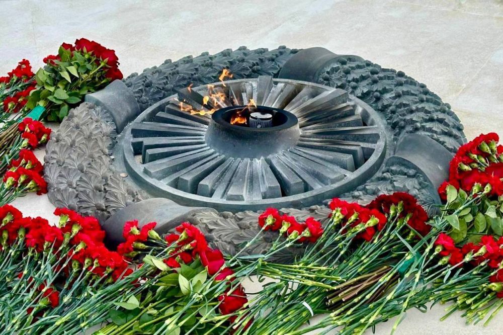 Владимир Немцев: Праздничный день начали с возложения цветов и венка к памятнику «100-летия окончания Гражданской войны на... Владимир Немцев: Праздничный день начали с возложения цветов и венка к памятнику «100-летия окончания Гражданской войны на...