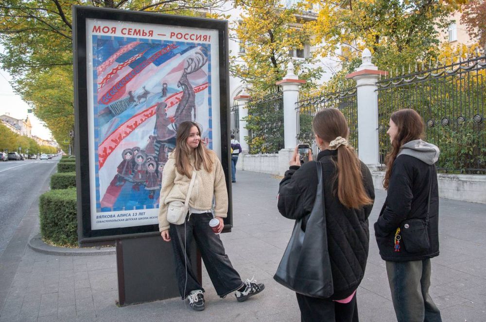 На улицах Севастополя появилась выставка «Моя семья — Россия!» На улицах Севастополя появилась выставка «Моя семья — Россия!»