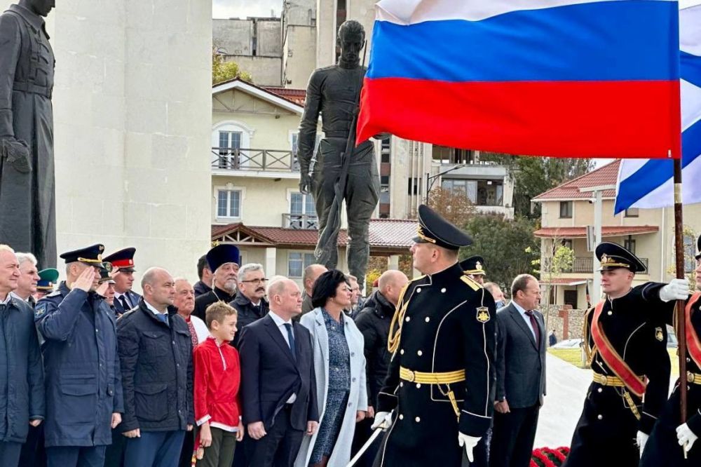 Владимир Немцев: Праздничный день начали с возложения цветов и венка к памятнику «100-летия окончания Гражданской войны на... Владимир Немцев: Праздничный день начали с возложения цветов и венка к памятнику «100-летия окончания Гражданской войны на...