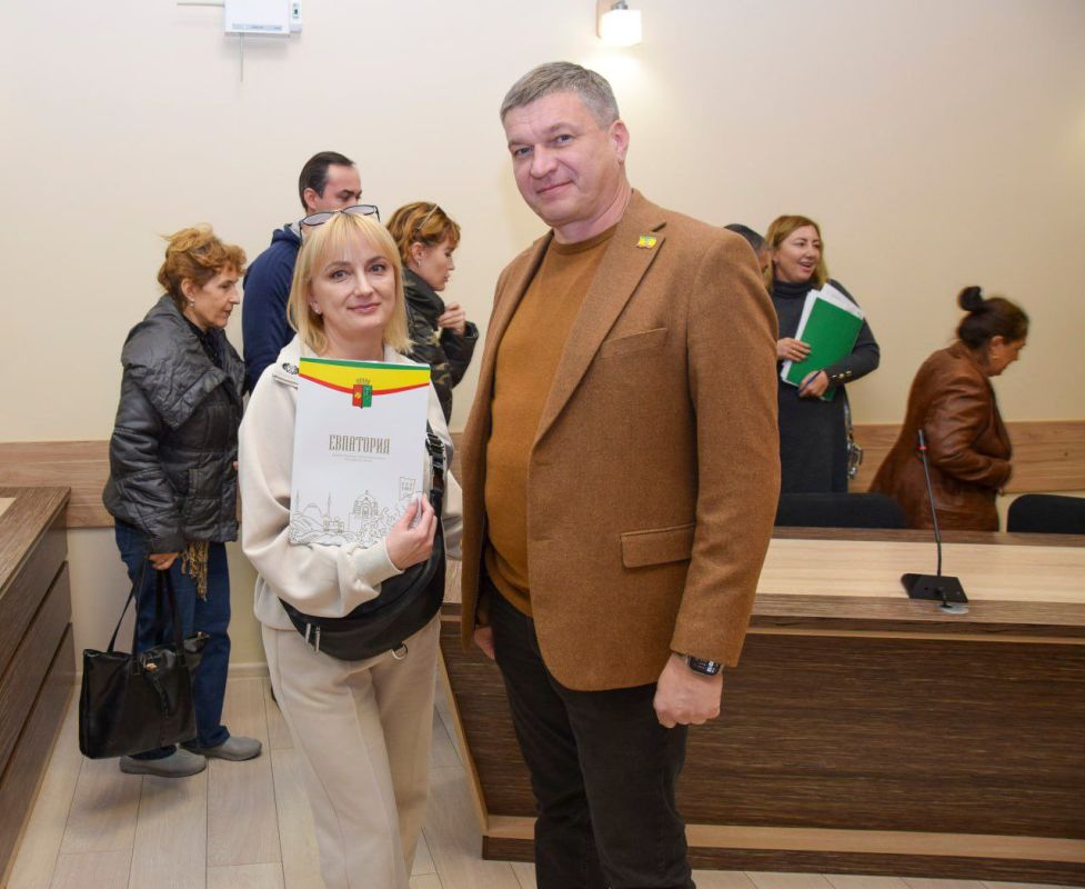 Александр Юрьев: Сегодня вручили евпаторийцам 19 постановлений на выдачу земельных участков Александр Юрьев: Сегодня вручили евпаторийцам 19 постановлений на выдачу земельных участков