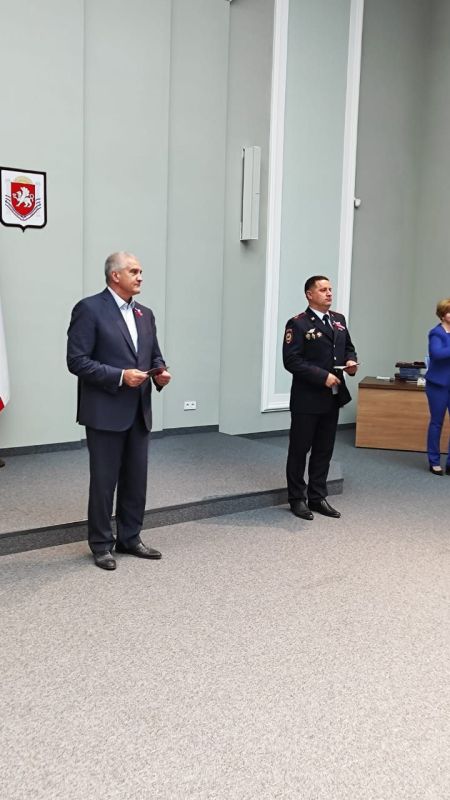 В канун Дня народного единства сотрудники полиции приняли участие в церемонии вручения паспортов граждан Российской Федерации подросткам, достигшим 14-летнего возраста В канун Дня народного единства сотрудники полиции приняли участие в церемонии вручения паспортов граждан Российской Федерации подросткам, достигшим 14-летнего возраста