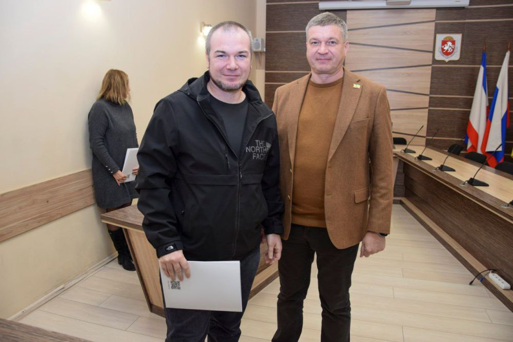 Александр Юрьев: Сегодня вручили евпаторийцам 19 постановлений на выдачу земельных участков Александр Юрьев: Сегодня вручили евпаторийцам 19 постановлений на выдачу земельных участков