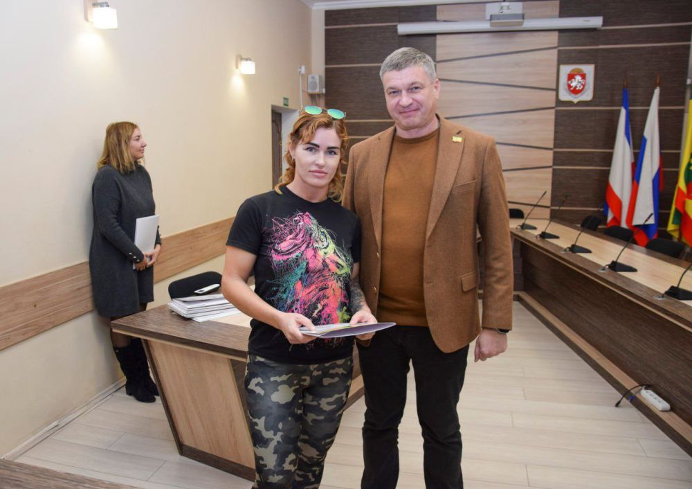 Александр Юрьев: Сегодня вручили евпаторийцам 19 постановлений на выдачу земельных участков Александр Юрьев: Сегодня вручили евпаторийцам 19 постановлений на выдачу земельных участков