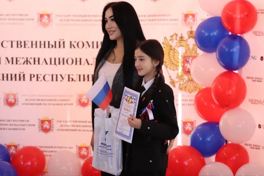 Заместитель председателя Госкомнаца Крыма Айкуи Арутюнян приняла участие в церемонии награждения участников и победителей конкурса детского рисунка «В дружбе народов – единство страны!» Заместитель председателя Госкомнаца Крыма Айкуи Арутюнян приняла участие в церемонии награждения участников и победителей конкурса детского рисунка «В дружбе народов – единство страны!»