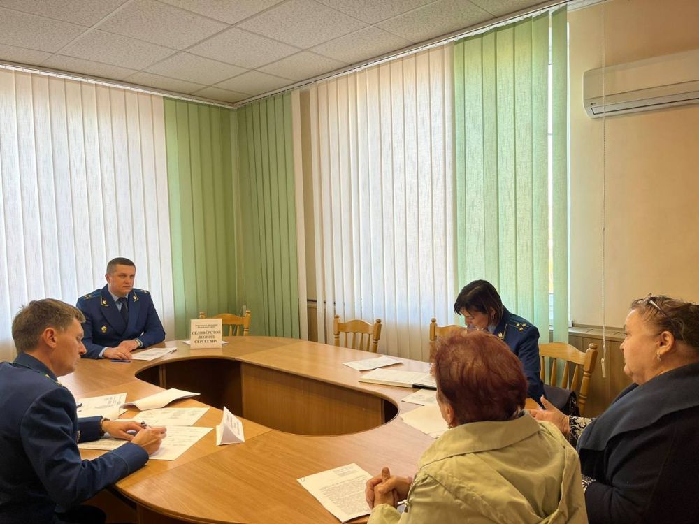 Заместитель прокурора Крыма Леонид Селивёрстов провел прием жителей Бахчисарайского района Заместитель прокурора Крыма Леонид Селивёрстов провел прием жителей Бахчисарайского района