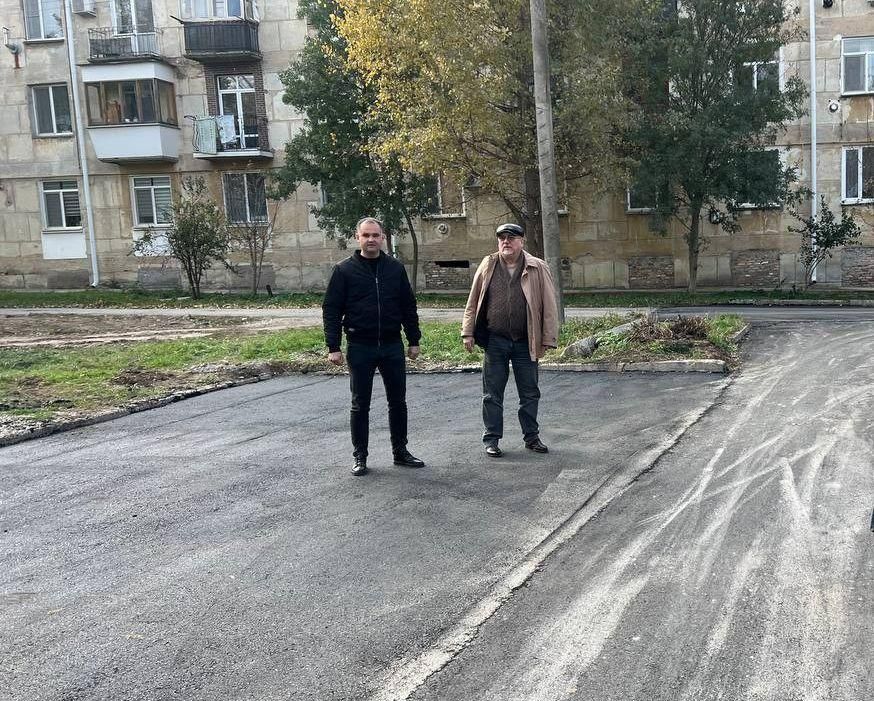 «Работы проходят с целью создания комфорта для наших жителей и благоустройства территорий. На сегодняшний день заасфальтировано более 8000 м. кв. Важно, чтобы подъездные пути к домам наших жителей были качественно отремонтированы» «Работы проходят с целью создания комфорта для наших жителей и благоустройства территорий. На сегодняшний день заасфальтировано более 8000 м. кв. Важно, чтобы подъездные пути к домам наших жителей были качественно отремонтированы»
