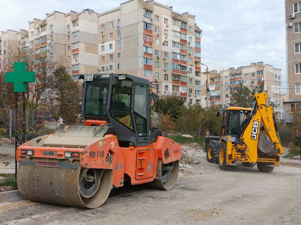 В Симферополе продолжаются работы по ремонту дворовых территорий В Симферополе продолжаются работы по ремонту дворовых территорий