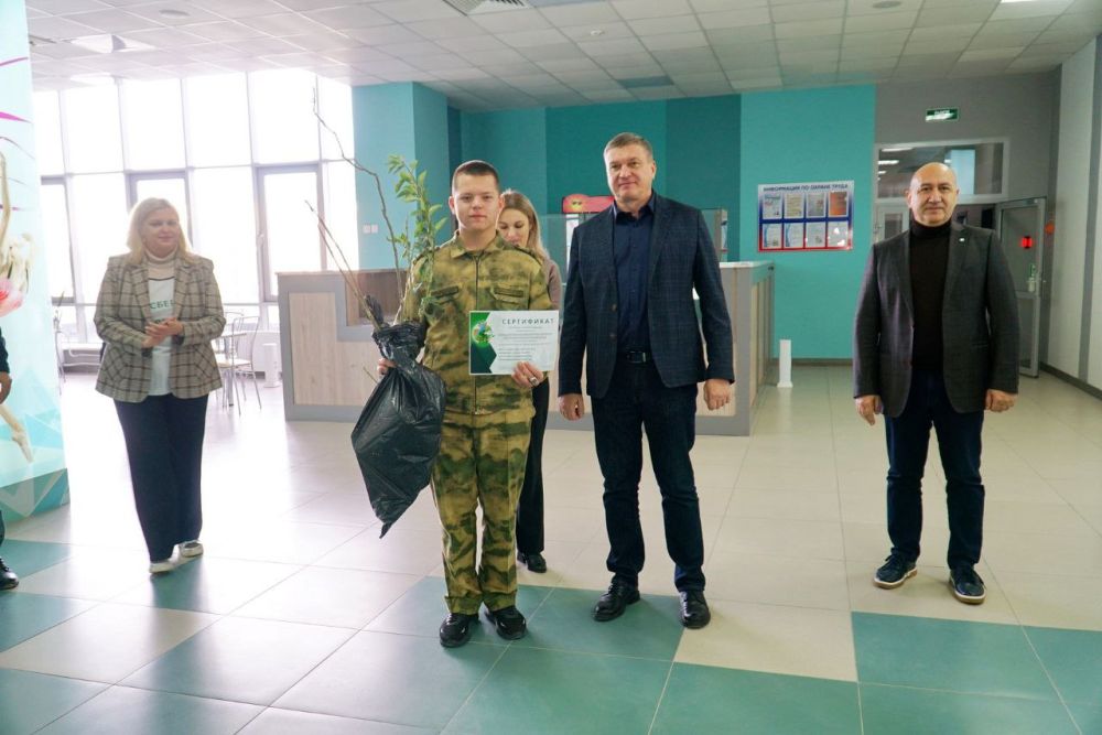 Александр Юрьев: В рамках акции «Меняем батарейки на деревья» учреждения образования Евпатории получили 200 саженцев деревьев Александр Юрьев: В рамках акции «Меняем батарейки на деревья» учреждения образования Евпатории получили 200 саженцев деревьев