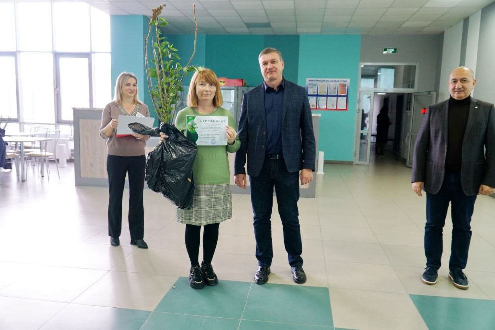 Александр Юрьев: В рамках акции «Меняем батарейки на деревья» учреждения образования Евпатории получили 200 саженцев деревьев Александр Юрьев: В рамках акции «Меняем батарейки на деревья» учреждения образования Евпатории получили 200 саженцев деревьев