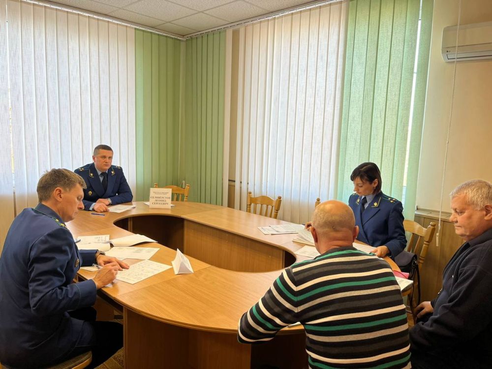 Заместитель прокурора Крыма Леонид Селивёрстов провел прием жителей Бахчисарайского района Заместитель прокурора Крыма Леонид Селивёрстов провел прием жителей Бахчисарайского района