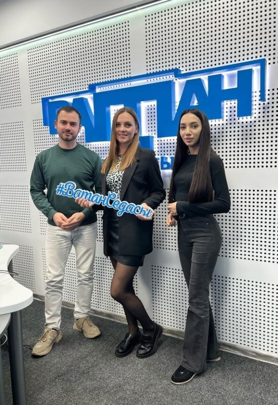 Директор ГБУ РК «Дом дружбы народов» Лариса Сокирская и её заместитель по творческим вопросам Александра Бондаренко приняли участие в гостевых программах на радио «Крым» и «Ватан Седасы» Директор ГБУ РК «Дом дружбы народов» Лариса Сокирская и её заместитель по творческим вопросам Александра Бондаренко приняли участие в гостевых программах на радио «Крым» и «Ватан Седасы»