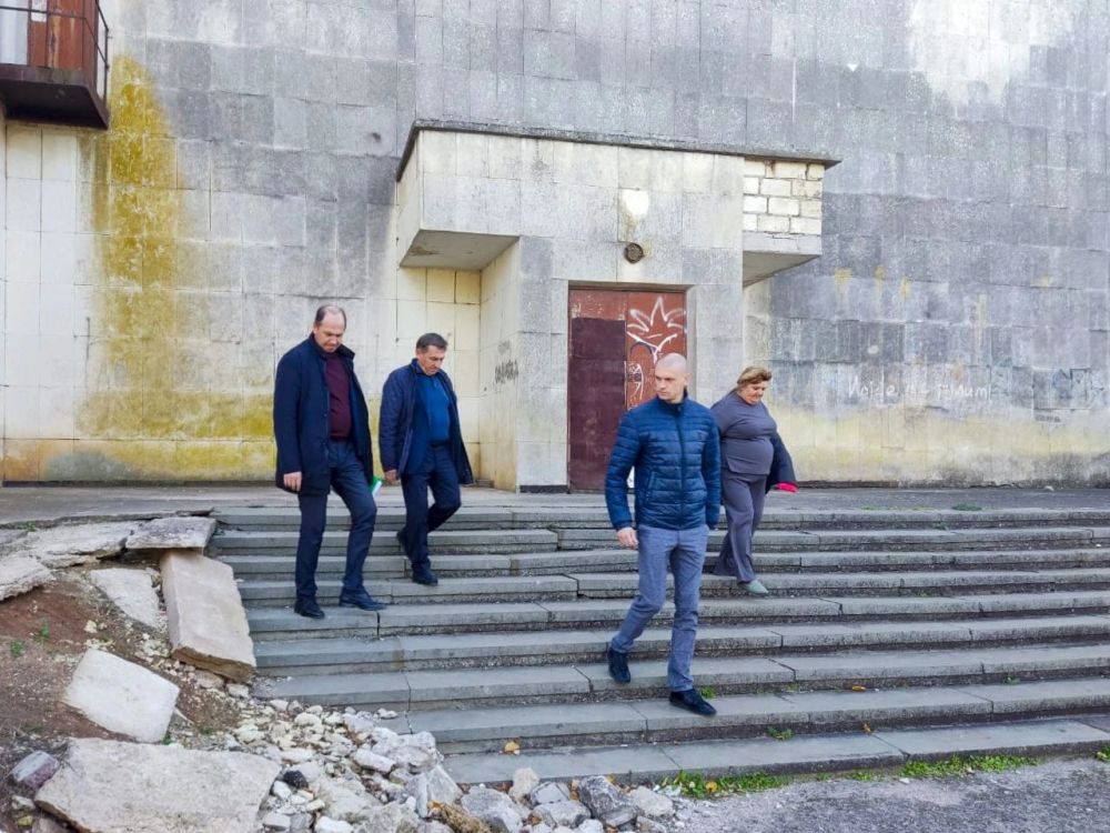 Владислав Хаджиев: С Председателем Совета министров РК Юрием Михайловичем Гоцанюком осмотрели учреждения культуры в селах Крымское, Кольцово и Добрушино Владислав Хаджиев: С Председателем Совета министров РК Юрием Михайловичем Гоцанюком осмотрели учреждения культуры в селах Крымское, Кольцово и Добрушино