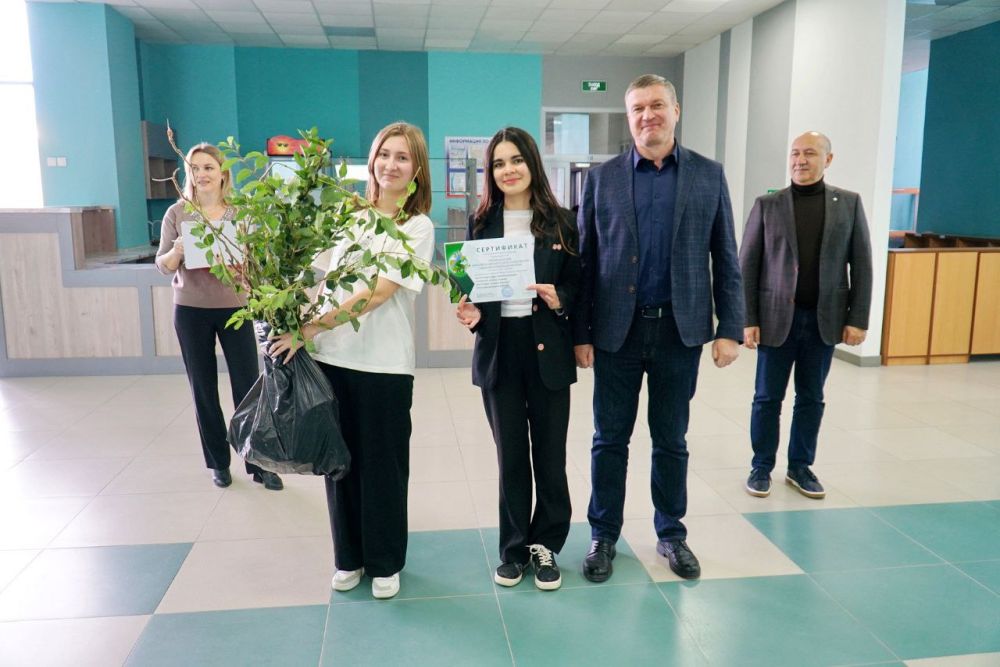 Александр Юрьев: В рамках акции «Меняем батарейки на деревья» учреждения образования Евпатории получили 200 саженцев деревьев Александр Юрьев: В рамках акции «Меняем батарейки на деревья» учреждения образования Евпатории получили 200 саженцев деревьев