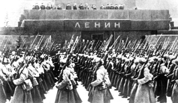 Екатерина Алтабаева: 7 ноября 1941 в Москве прошёл военный парад в ознаменование 24-й годовщины Великого Октября Екатерина Алтабаева: 7 ноября 1941 в Москве прошёл военный парад в ознаменование 24-й годовщины Великого Октября
