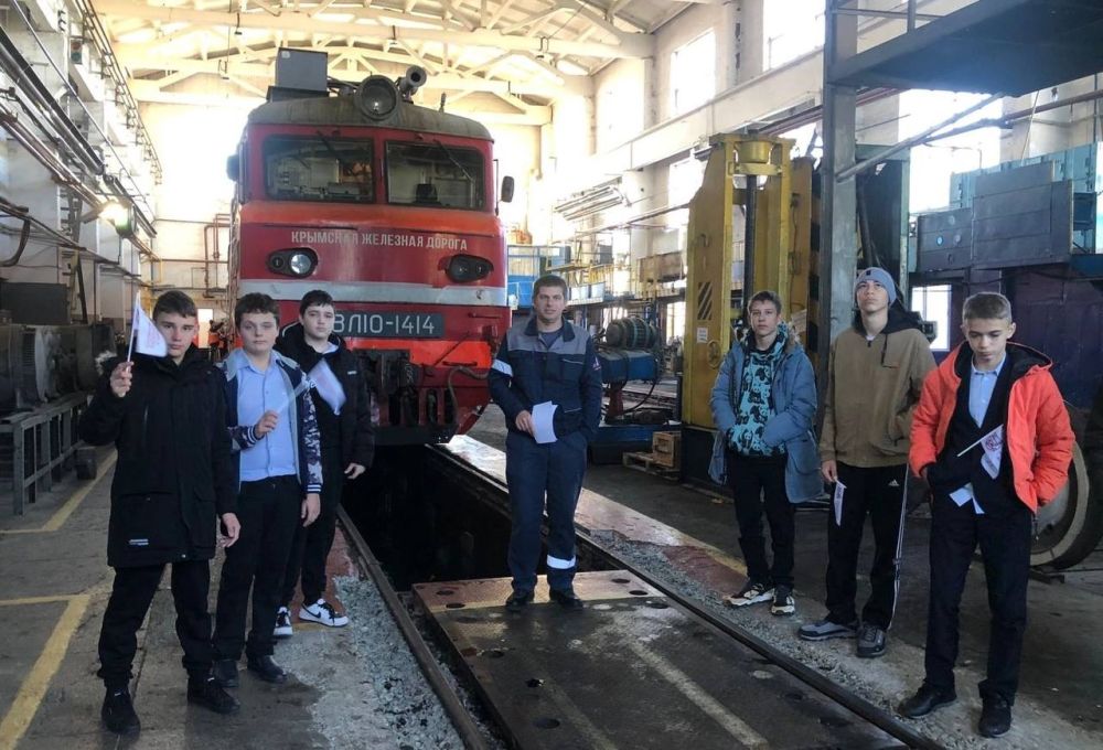 КЖД продолжает знакомить школьников с железнодорожными профессиями КЖД продолжает знакомить школьников с железнодорожными профессиями