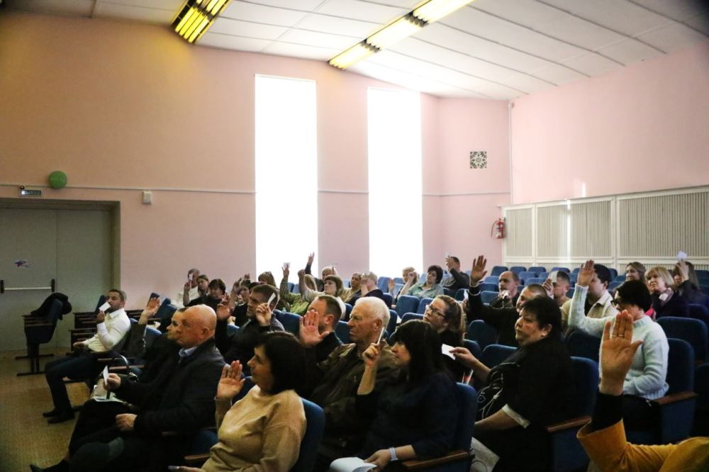 Как секретарь местного отделения партии, глава муниципального образования - председатель Бахчисарайского районного совета... Как секретарь местного отделения партии, глава муниципального образования - председатель Бахчисарайского районного совета...