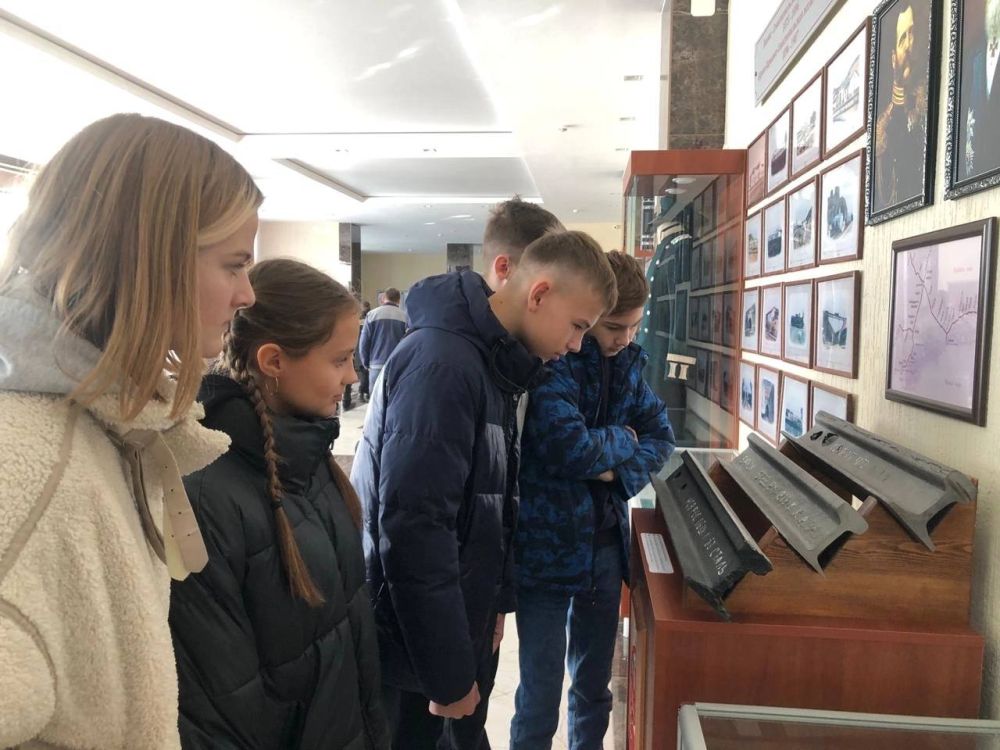 КЖД продолжает знакомить школьников с железнодорожными профессиями КЖД продолжает знакомить школьников с железнодорожными профессиями