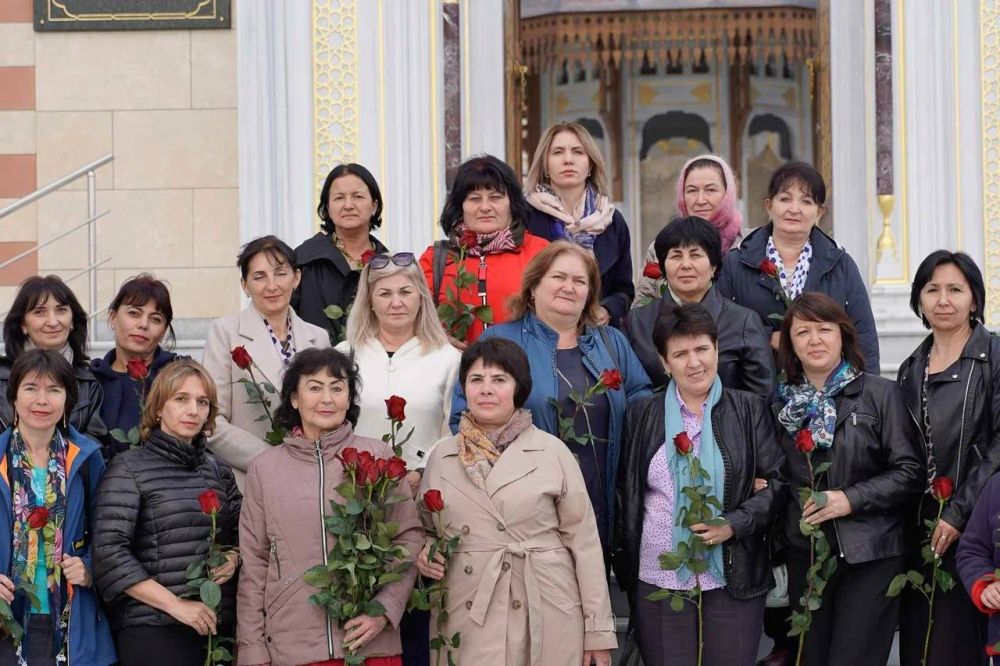 Учителя крымскотатарского языка и литературы из всех школ Бахчисарайского района посетили Соборную мечеть Крыма Учителя крымскотатарского языка и литературы из всех школ Бахчисарайского района посетили Соборную мечеть Крыма
