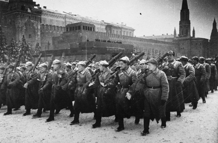 Екатерина Алтабаева: 7 ноября 1941 в Москве прошёл военный парад в ознаменование 24-й годовщины Великого Октября Екатерина Алтабаева: 7 ноября 1941 в Москве прошёл военный парад в ознаменование 24-й годовщины Великого Октября