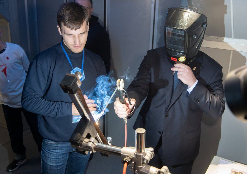 А мы напоминаем, что на площади Нахимова работает уникальный просветительский комплекс – автопоезд «Россия – Моя история» А мы напоминаем, что на площади Нахимова работает уникальный просветительский комплекс – автопоезд «Россия – Моя история»