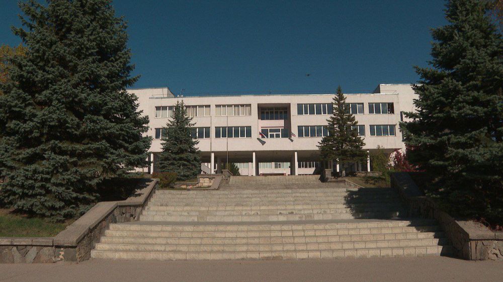 Без отрыва от учебного процесса - в десятой школе Симферополя идёт капитальный ремонт Без отрыва от учебного процесса - в десятой школе Симферополя идёт капитальный ремонт