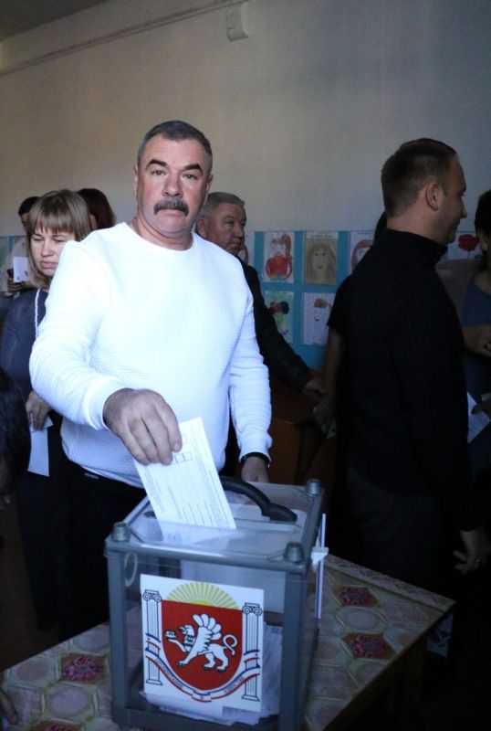 Как секретарь местного отделения партии, глава муниципального образования - председатель Бахчисарайского районного совета... Как секретарь местного отделения партии, глава муниципального образования - председатель Бахчисарайского районного совета...