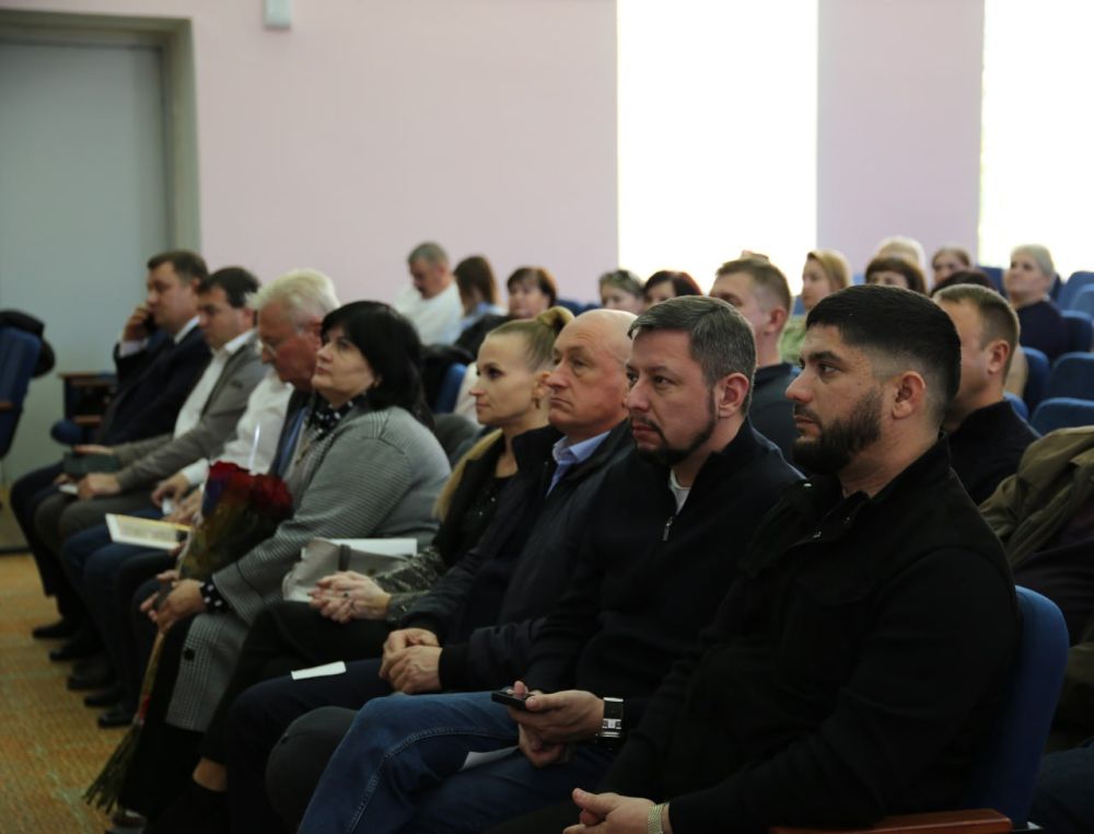 Как секретарь местного отделения партии, глава муниципального образования - председатель Бахчисарайского районного совета... Как секретарь местного отделения партии, глава муниципального образования - председатель Бахчисарайского районного совета...